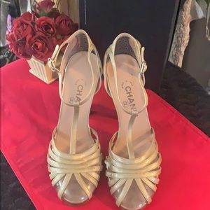 Authentic Chanel heel shoes size 39. 🤩